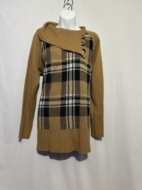 Caren Sport 2X Women’s Plaid Sweater with button accents
